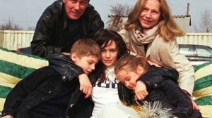 ГЛАЗ НЕ ОТОРВАТЬ! Кто жена и как выглядят 2 детей актера Филиппа Янковского?