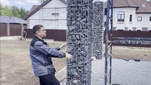 Сварной сетчатый столб высотой 4,5 метра.