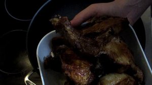 Челогач на сковороде в пикантном соусе