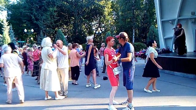 92. Танцы в парке горького танцевать *На краю вселенной*. Танцуем ретро  танцы.