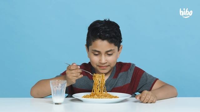 Spicy Noodle Challenge | Kids Try | HiHo Kids смотреть онлайн