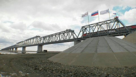 На Дальнем Востоке завершен первый трансграничный железнодорожного моста через Амур