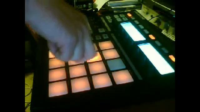 Savage Times - The Dark Glove - Native Instruments Maschine - Live смотреть онлайн