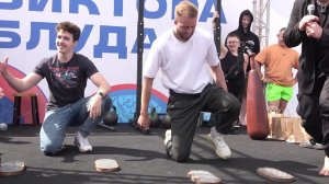 Девушка отжалась на гвоздях 100 раз. Блуд удивлен.