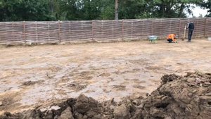 Работа трактора Jcb с планировочным ковшом