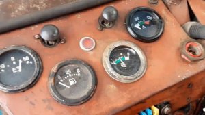 Запуск трактора Т-40 с кабиной МТЗ зимой. Чистим снег.