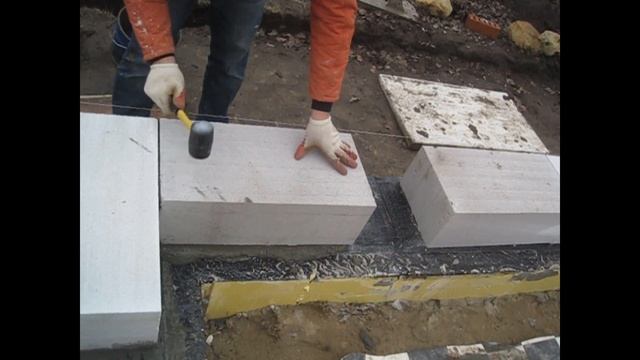 Показываем как уложить первый ряд блоков, угловые блоки, выровнять по лазеру. смотреть онлайн