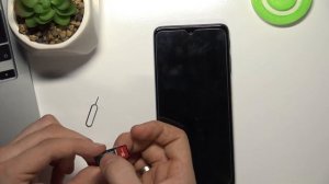 Как вставить SIM и SD карты в MOTOROLA Moto G51