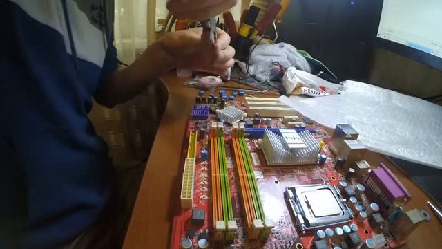 Хардкорный ремонт материнской платы — замена конденсаторов смотреть онлайн