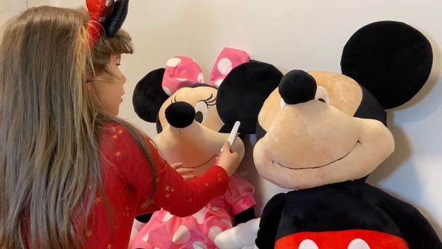 Минни Мира играет в "Салон красоты" с Минни и Микки/ Minnie Mira is playing Beauty Salon with Micke смотреть онлайн