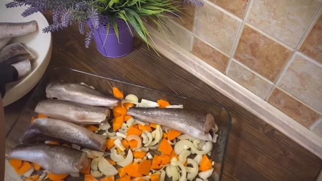 ХЕК С ОВОЩАМИ ЗАПЕЧЁННЫЙ В ДУХОВКЕ