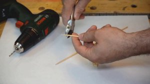 Летающая модель вертолёта своими руками. Самоделка на резиномоторе.