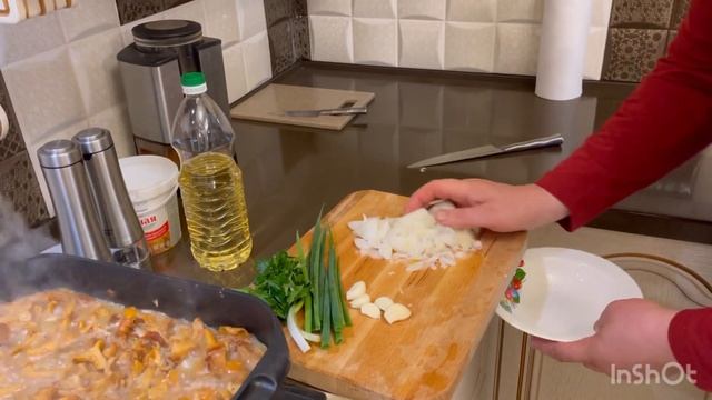 Жареные лисички с картофелем. смотреть онлайн