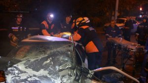 Спасатели МЧС извлекают пострадавшую в ДТП девушку из покореженной машины