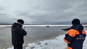 С риском для жизни- жители Колпашевского района переходят реку по льду, нарушая правила безопасности