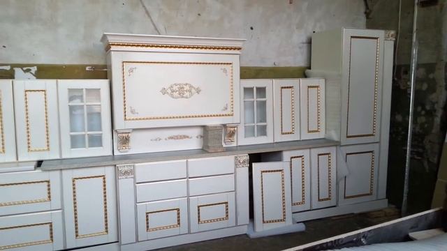 Кухня из бука с резным обкладом. смотреть онлайн