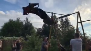 упал с качели