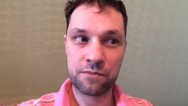 Талантливый парень смешно поет караоке дома. Будущая звезда эстрады поет ржачное караоке.
