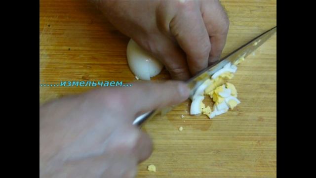 Салат икра сельди с крабовыми палочками.