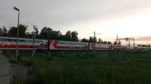 Двухэтажный поезд "Смена - А. Бетанкур" Санкт-Петербург - Москва проследует станцию.