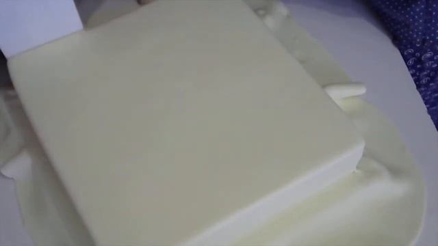 Как обтянуть мастикой квадратный торт?двухъярусный торт