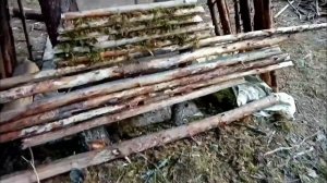 Строим шалаш в лесу от дождя