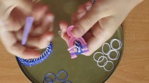 БРАСЛЕТ ИЗ РЕЗИНОК - ФРАНЦУЗСКАЯ КОСА. Плетение на рогатке для начинающих. Видео