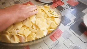 Картофель запеченный в духовке с куриным филе и сыром