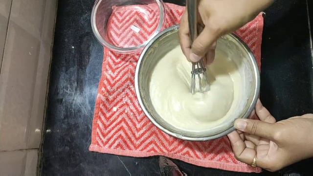 Zebra cake with chocolate and vanilla flavour смотреть онлайн