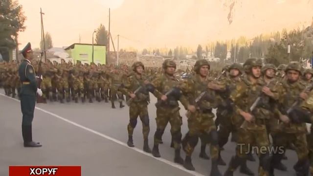 Президент Таджикистана провел военный парад на границе с Афганистаном/Военный парад в Хороге смотреть онлайн