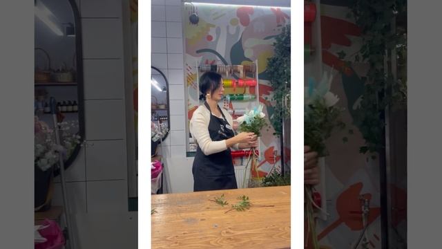 Как оформить три хризантемы с зеленью стильно и красиво смотреть онлайн