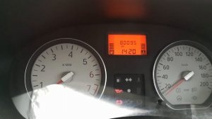 Renault Logan 2-4 деления на приборной панели