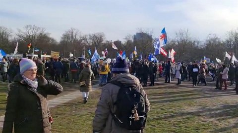 В Германии протестуют в связи с передачей оружия Украине и призывают вспомнить уроки истории