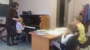 Песенка вышла курочка гулять