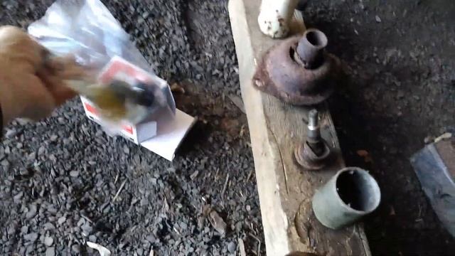 Замена шаровой и сайлентблоков верхнего рычага Хендай Соната 2004 года смотреть онлайн