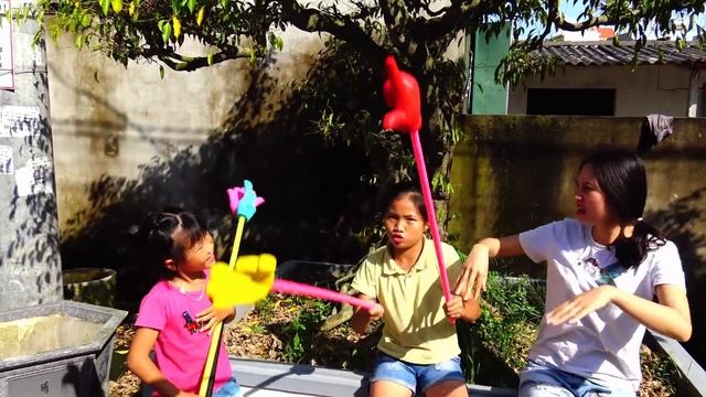 детка Мальчик и девочка крытая игровая площадка детские игрушки в парке Для Детей kids children смотреть онлайн