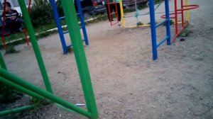 Бабка орёт на мальчика за то что он выбросил не в ту мусорку