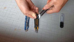 СТРОИТЕЛЬНЫЙ НОЖ   Интересный механизм обламывания лезвий у строительного ножа