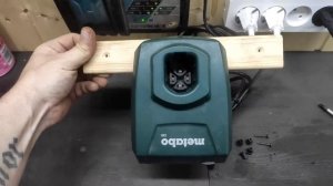 Как закрепить зарядное устройство для аккумуляторов на стену.