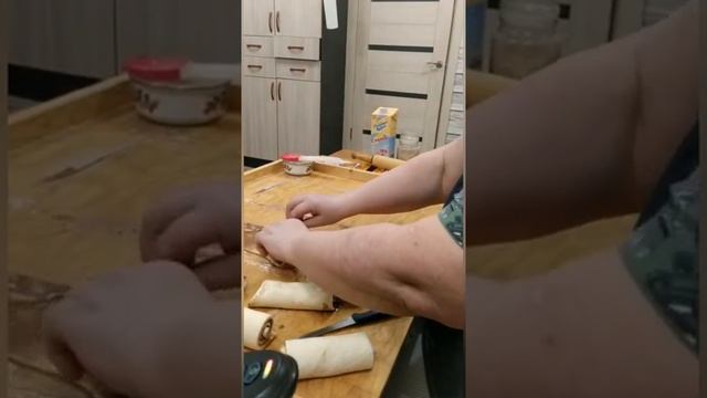 Булочки с корицей, с маком на новой пергаментной бумаге смотреть онлайн