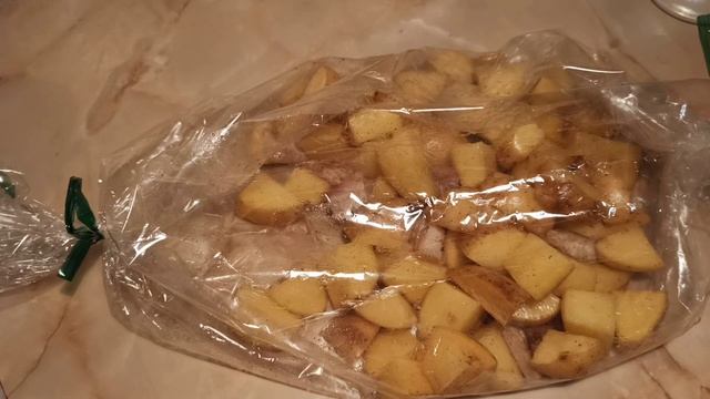 Картофель в микроволновке с салом в рукаве для запекания.