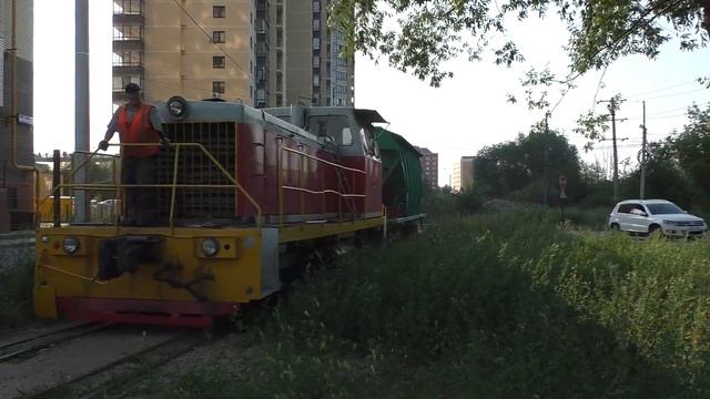 Тепловоз ТГМ40-0804 с хоппером следует по подъездному пути к Дмитровскому стекольному заводу смотреть онлайн