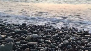 Шум морских волн на камнях, море, каменистый берег, вечер