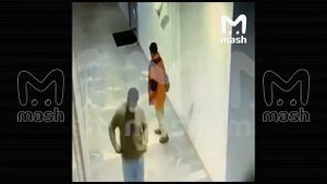 Появились первые кадры с камер наблюдения в столичном МФЦ.