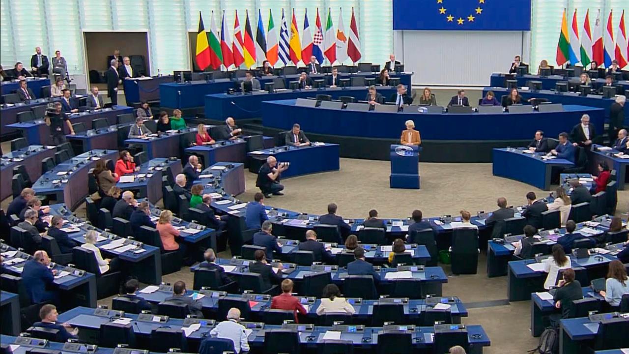Главу Еврокомиссии буквально облаяли после ее выступления перед европейским парламентом