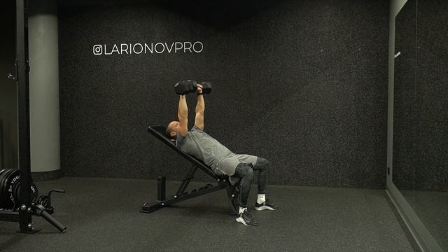 Жим гантелей на наклонной скамье с остановкой наверху по одной руке смотреть онлайн