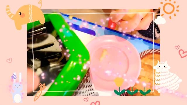 Играем с  куклами лялями. Алёна их успокаивает и кормит.