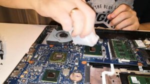 КАК САМОМУ ПОМЕНЯТЬ ТЕРМОПАСТУ НА НОУТБУКЕ?БЫСТРО И ПРОСТО TOSHIBA SATELLITE L850