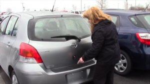 Locking and Unlocking the Yaris Trunk