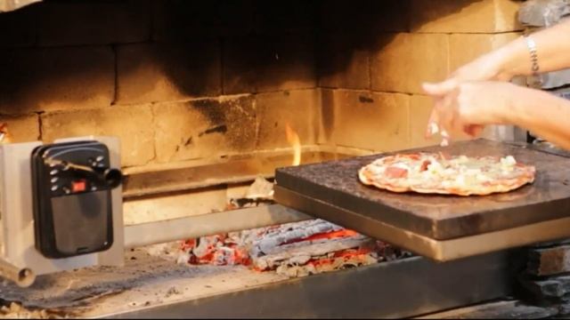 КИРПИЧНЫЙ МАНГАЛ! Готовим пиццу, стейки, шашлык и печём хлебушек! смотреть онлайн